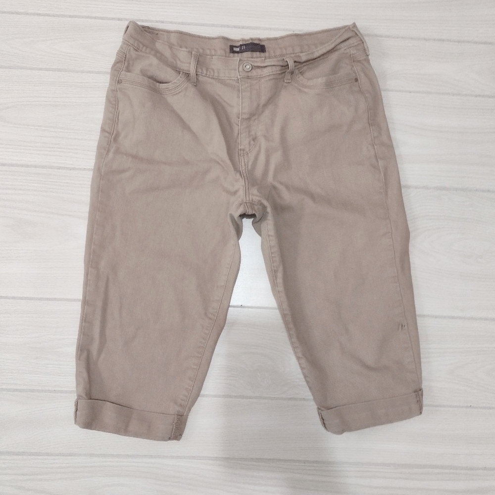 Levi’s Women's Bermuda Shorts 16 Khaki.